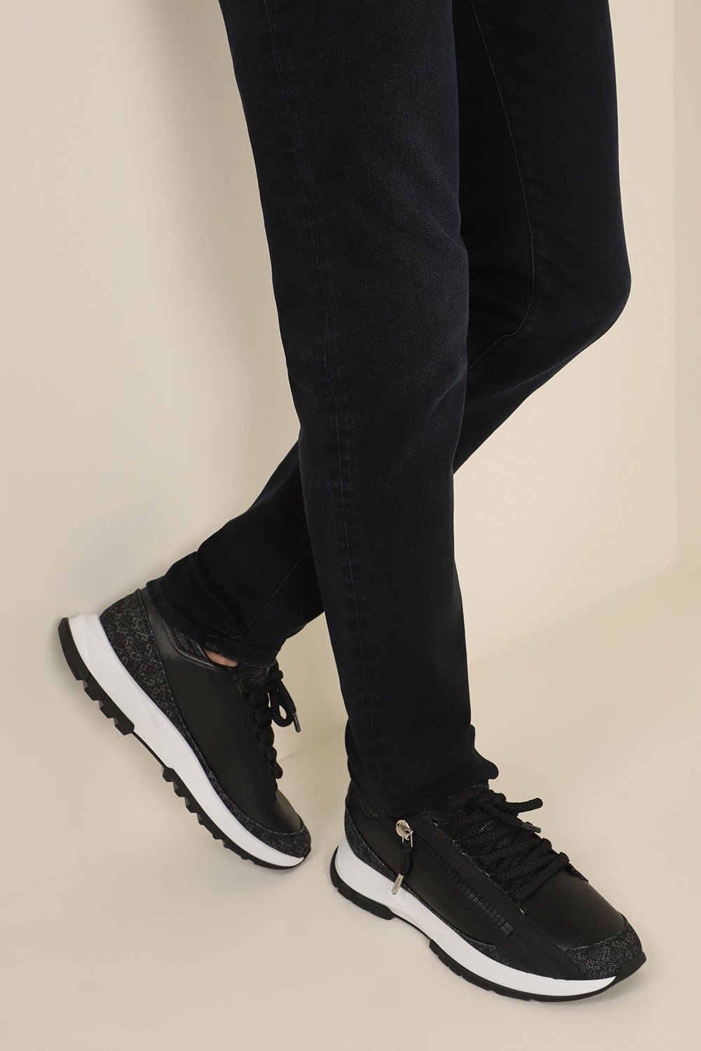 תמונת כל הלוק של נעלי סניקרס GIVENCHY